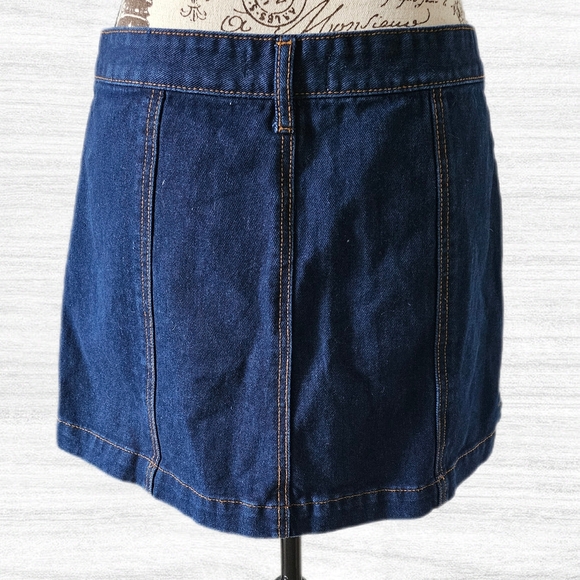 Forever 21 Denim Skirt, Dark Wash Zip Front Patch Pocket Mini, Size 30 - Picture 3 of 4